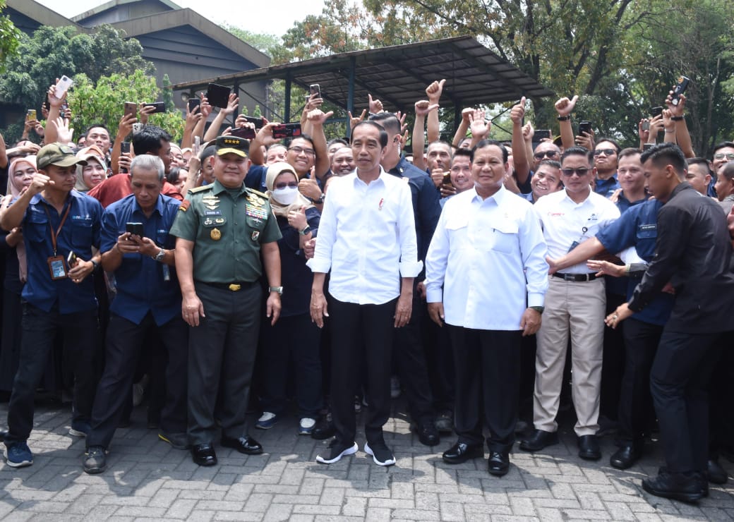 Kepala Staf Angkatan Darat (Kasad), Jenderal TNI Dr. Dudung Abdurachman, mendampingi Presiden Republik Indonesia Ir. Joko Widodo saat melakukan kunjungan ke PT. Pindad (Persero) di Kota Bandung, Jawa Barat, Selasa (19/9/2023). (foto:gemapos/dispenad)